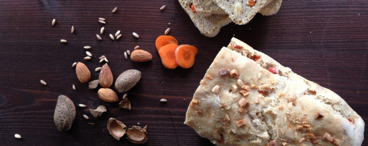 Pane alle mandorle e carote con farina di farro